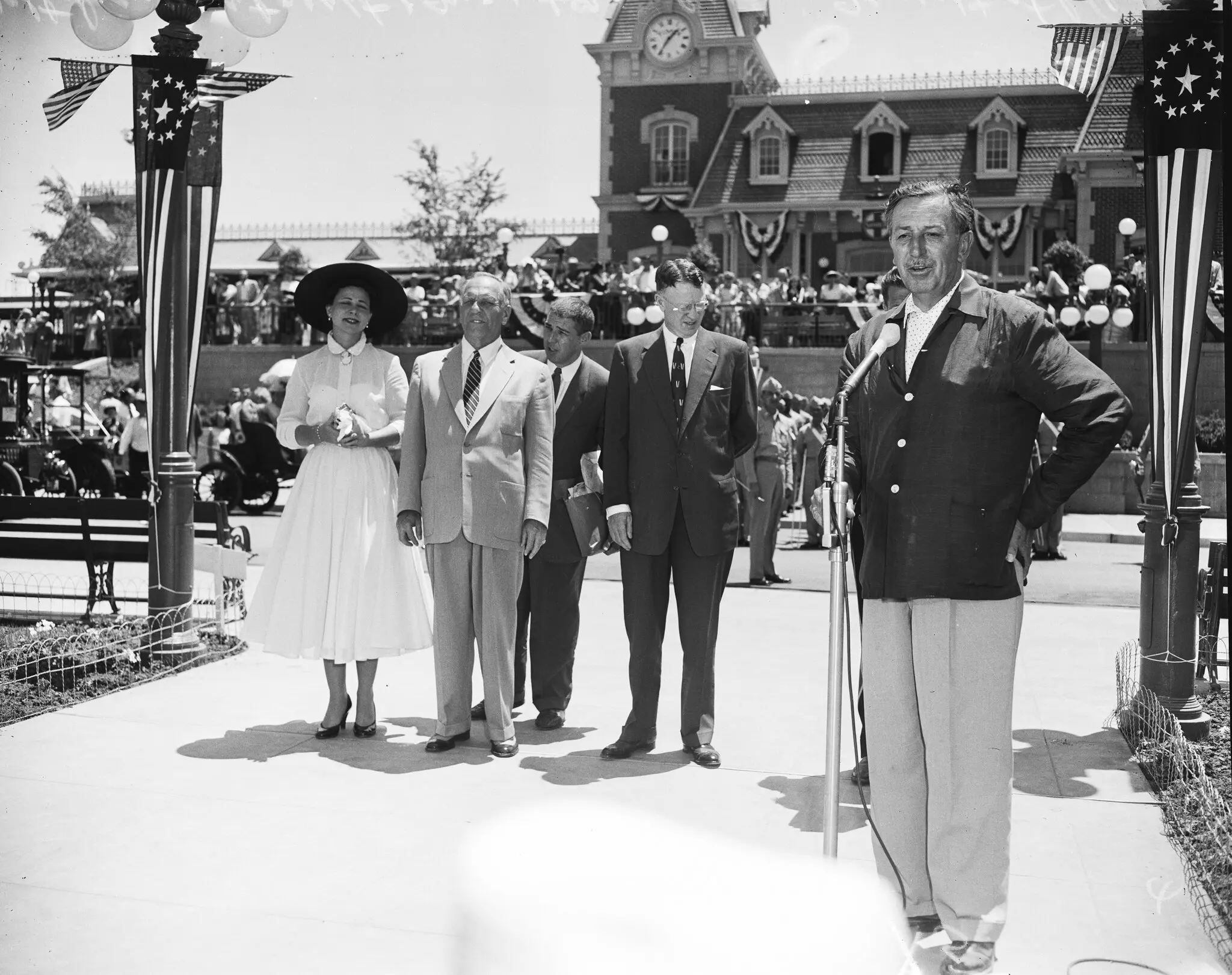 Уолт Дісней на відкритті Діснейленду, прославляючи надію на світліше завтра